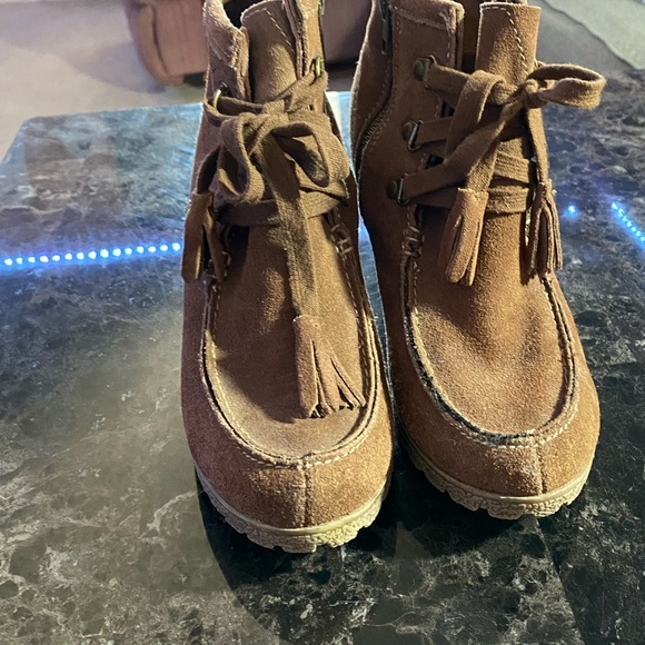 Mia size 8 moccasin boots raise platform wedge - Picture 2 of 9